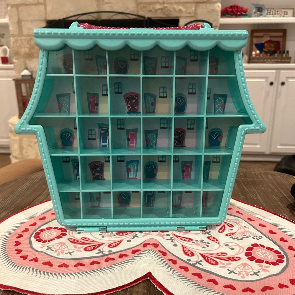✨✨✨Rare Teal Disney Doorables Ultimate Collector's Case ✨✨✨
